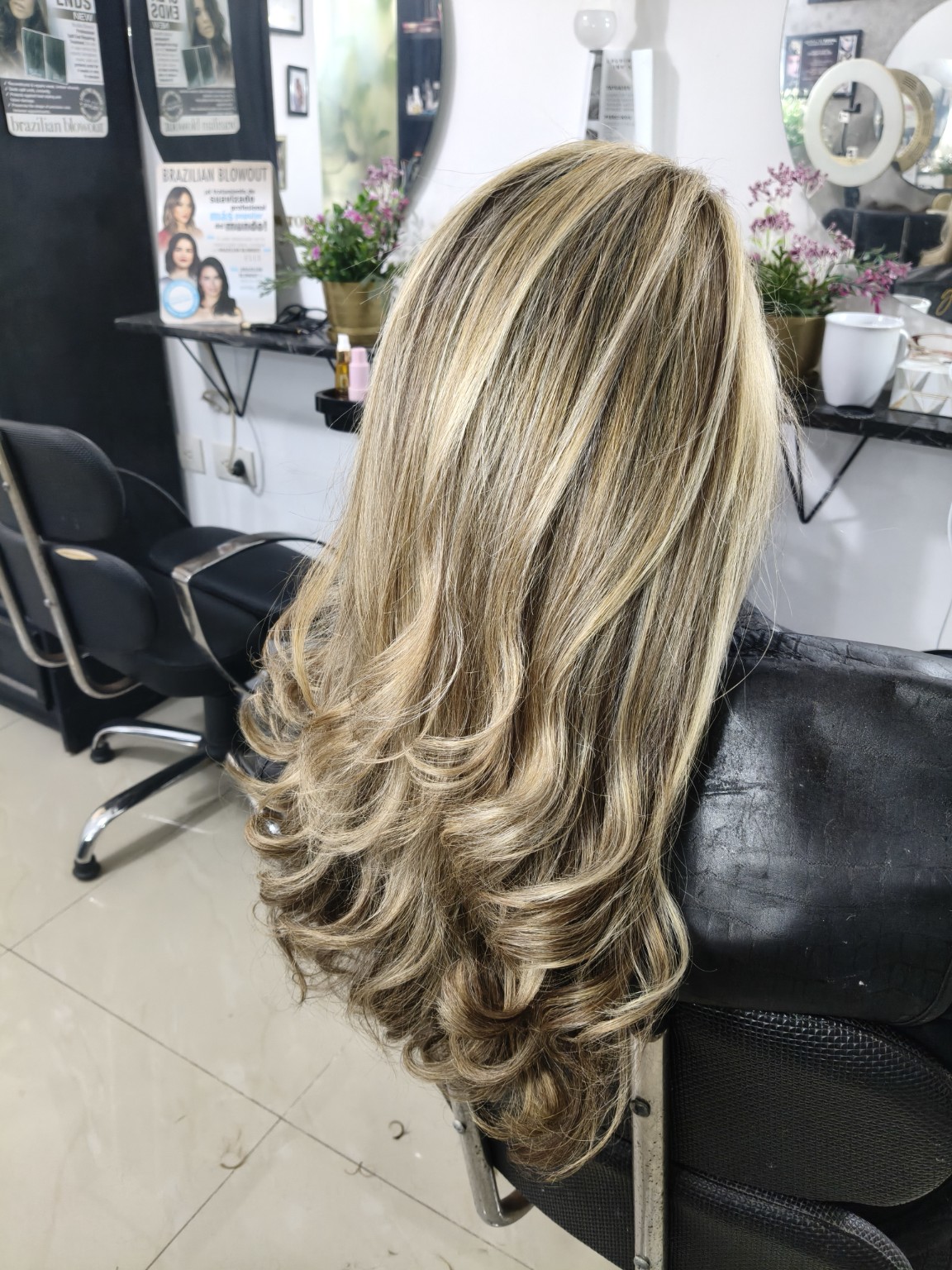 Resultado real de color con reflejos y ondas en Mariana Millet Beauty Studio