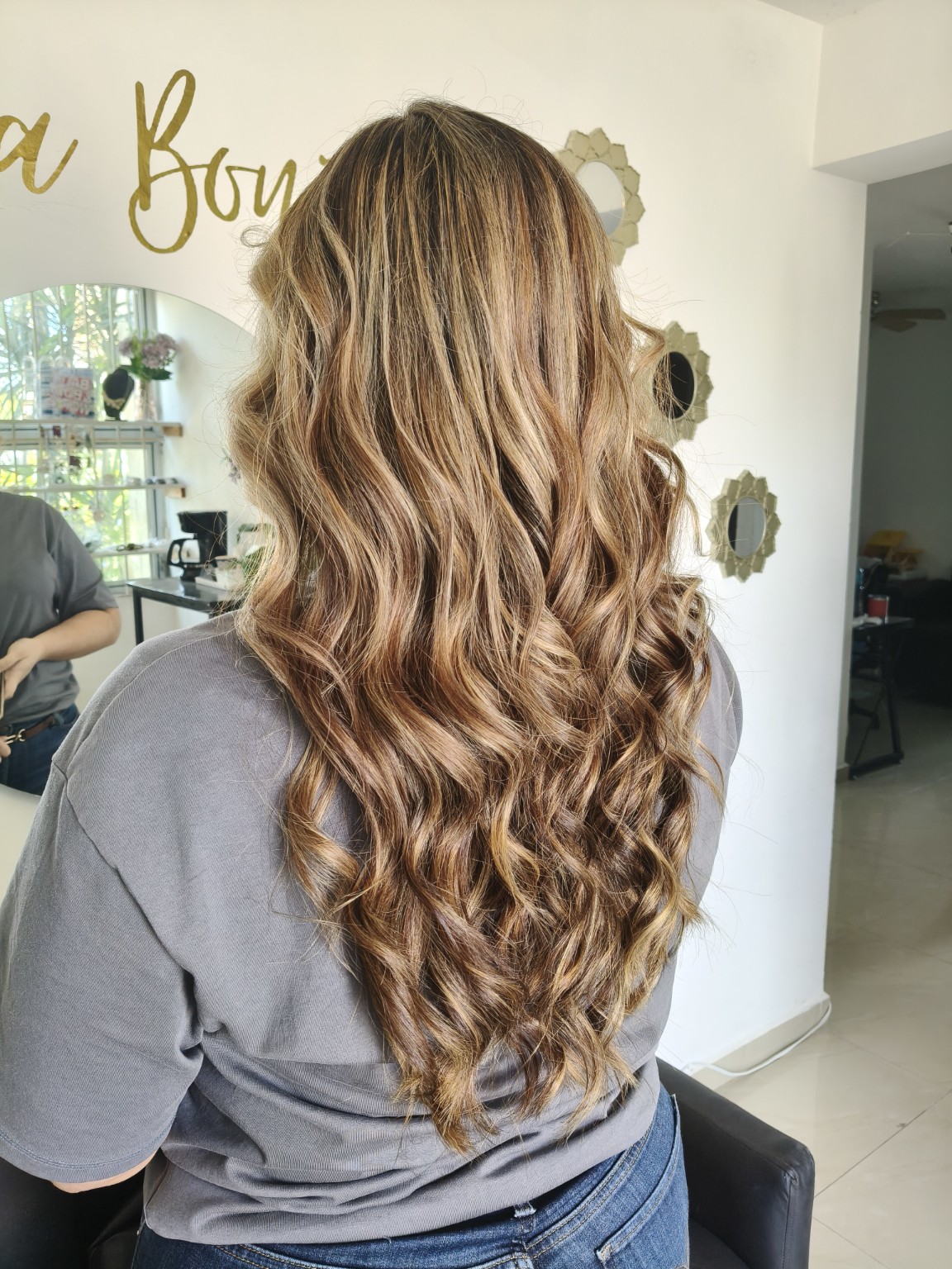 Cabello con reflejos y ondas, vista posterior
