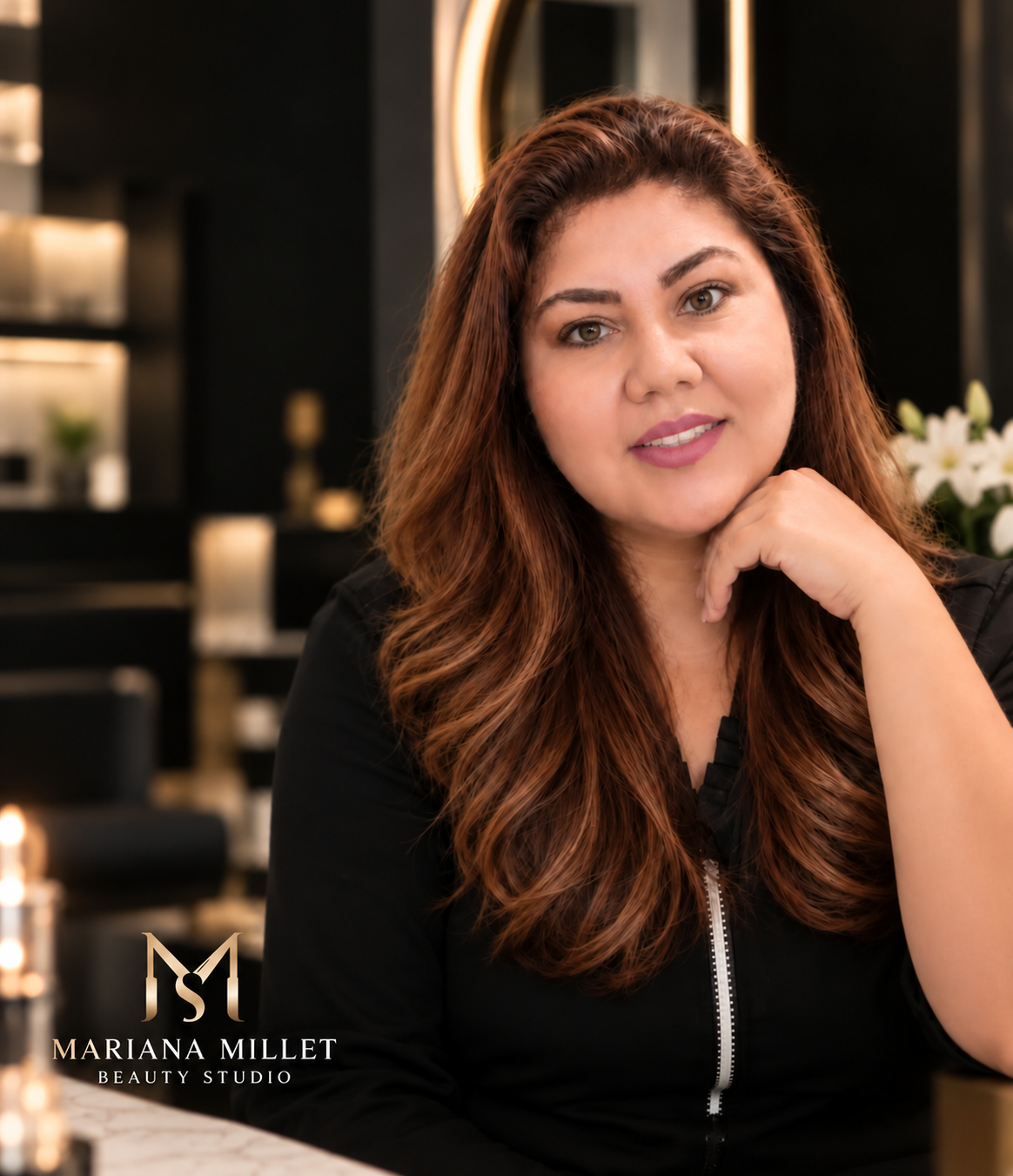 Retrato de Mariana Millet con el logo de su estudio